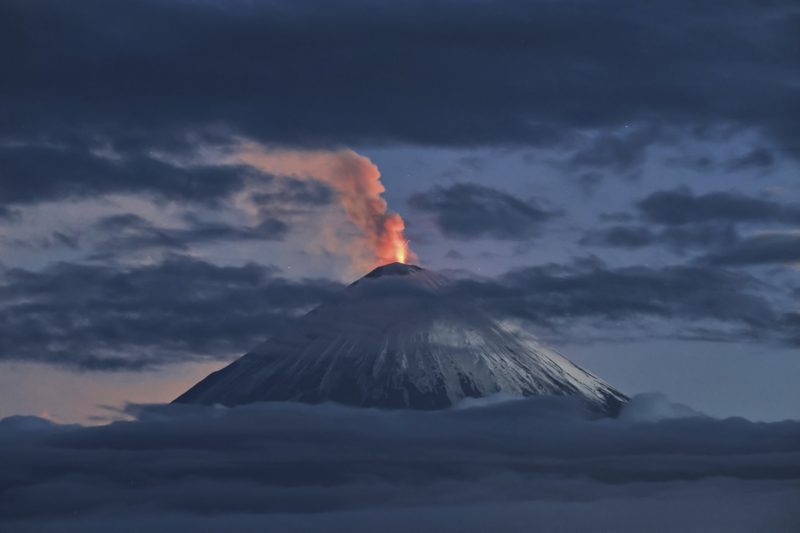 堪察加規模 8.8 地震引七火山噴發,半島南部往東南方位移近 2 公尺