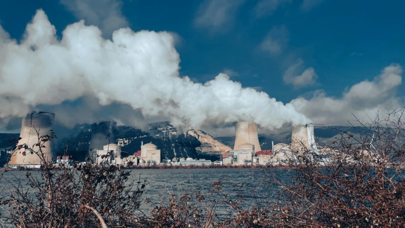 歐洲核電廠因熱浪停機,太陽能暫補空缺但儲能成隱憂