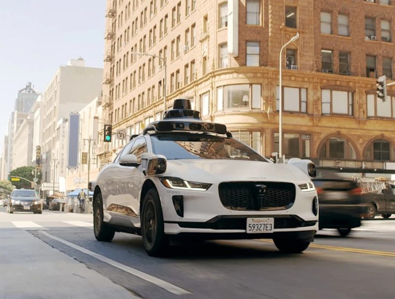 Waymo 自駕計程車洛杉磯滿街跑，AI 開車不輸老司機