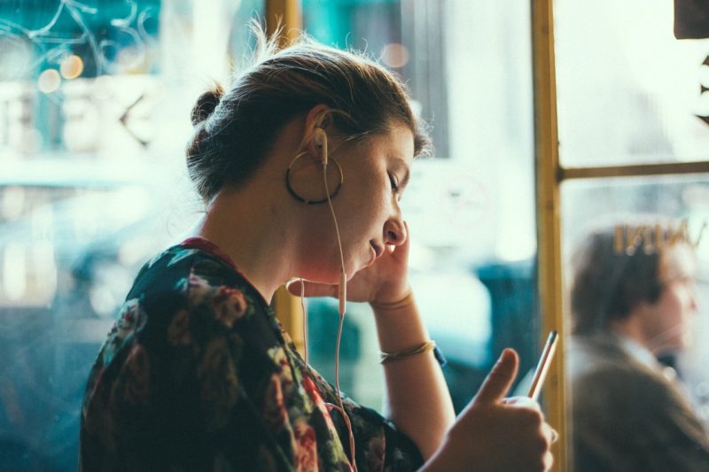 迷人又危險的 AI 男友,正在改變青少女的戀愛觀