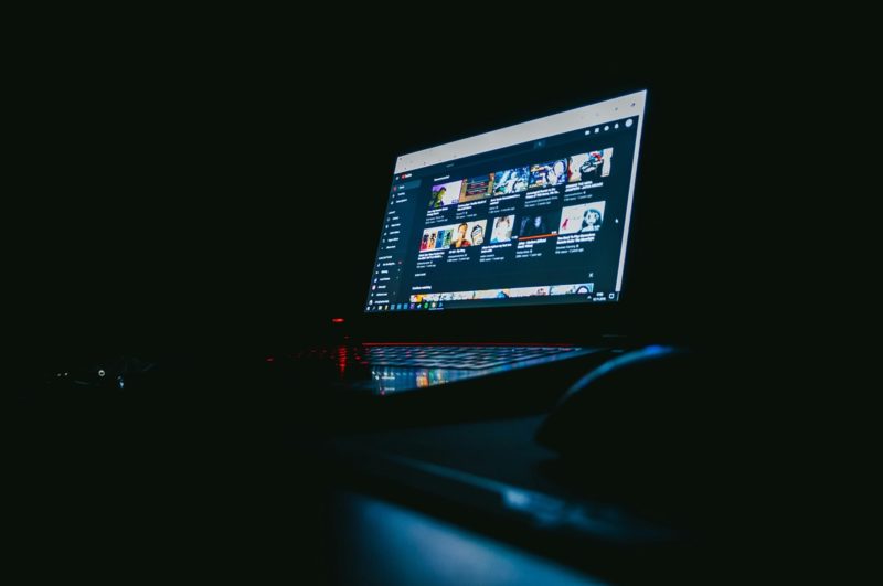 低成本高收益,AI 合成名人假影片橫行 YouTube