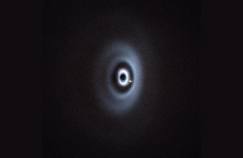 年輕類太陽恆星的塵埃圓盤,拍到成長中原始行星