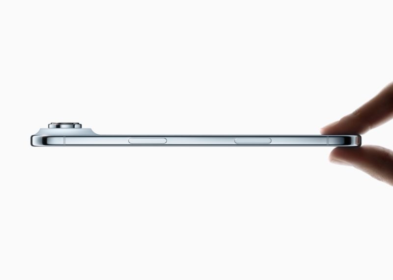 iPhone Air 不怕折彎,外媒在蘋果高層面前出力挑戰