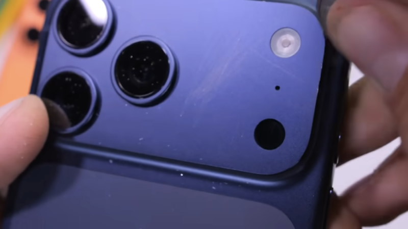 iPhone 17 Pro 容易刮傷？測試影片揭相機突起邊角是弱點