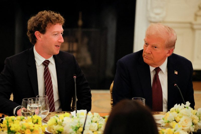 祖克柏與奧特曼精心布局靠攏川普，承諾鉅額投資換取政府撐腰