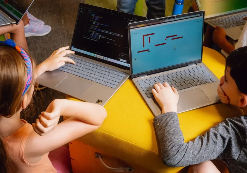 AI 學校不意外興起！美國新興實驗教育：念學科知識不如學軟實力，教小孩打敗 AI