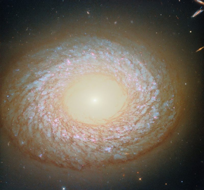 是橢圓星系還螺旋星系？哈伯捕捉神祕星系 NGC 2775