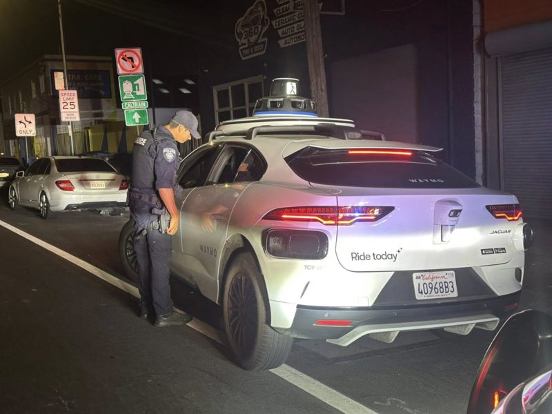 美警攔下違規迴轉自駕車，駕駛座沒人無法開單
