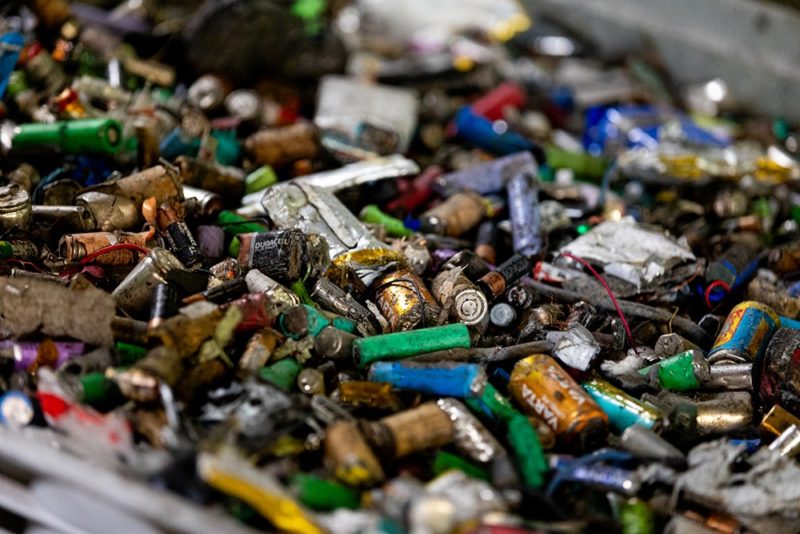 垃圾回收場靠 AI 防爆！英國新創 Lion Vision 即時辨識鋰離子電池，降低火災風險