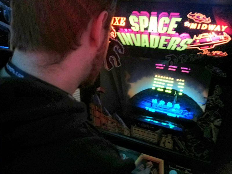 意外成就經典，〈太空侵略者〉加速機制竟是因 Intel 8080 效能瓶頸