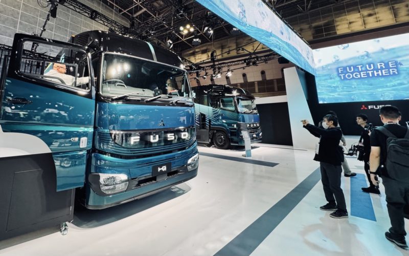 FUSO 氫燃料電池、氫氣引擎重卡同步亮相,續航力上千公里