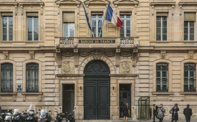 羅浮宮驚天竊案寶物搬家，央行 Facebook 揭法地下金庫面紗