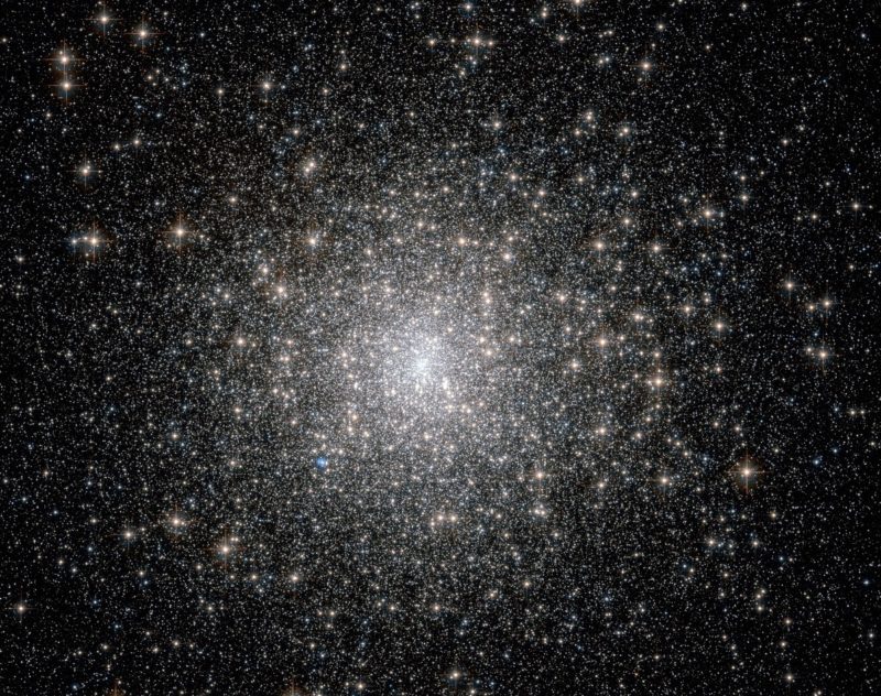 早期宇宙質量達太陽 1 萬倍的巨無霸恆星，統治古老球狀星團化學豐度