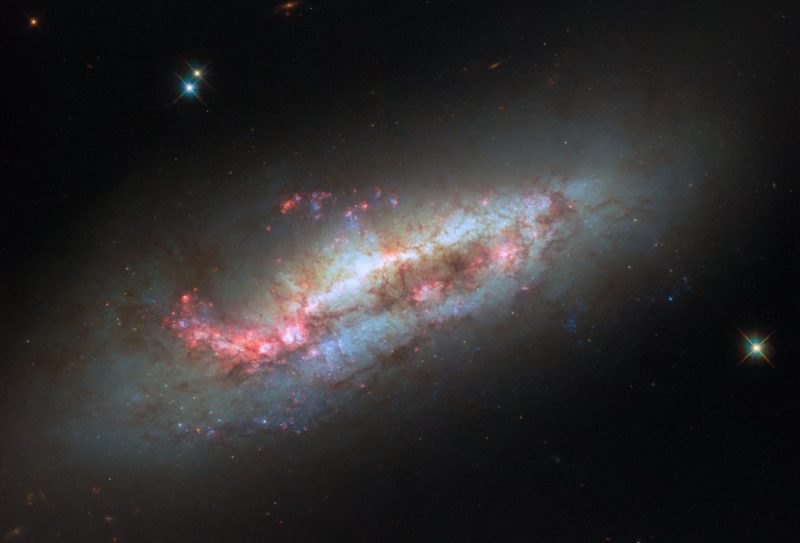 5 千萬光年外的宇宙共舞，哈伯揭示棒旋星系 NGC 1511 的碰撞演化史