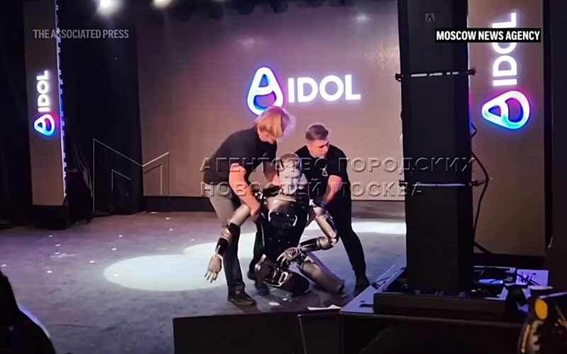 《洛基》主題曲當 BGM 卻慘摔，俄羅斯 AI 機器人首次亮相變災難現場