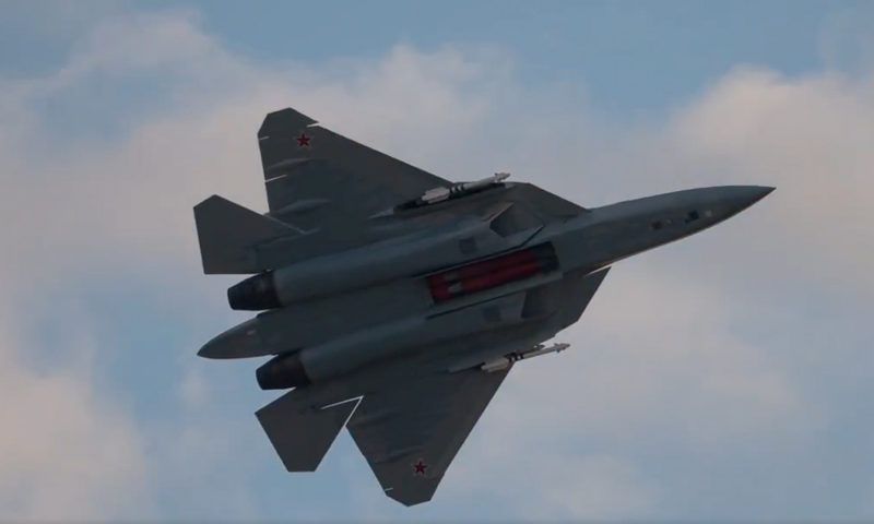 首飛後十五年來首度，Su-57 在飛行展示中打開武器艙展示彈藥