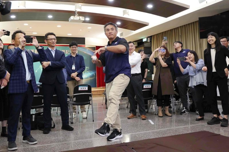 經部展示棒球科技「台灣鷹眼」，張泰山現身喊讚