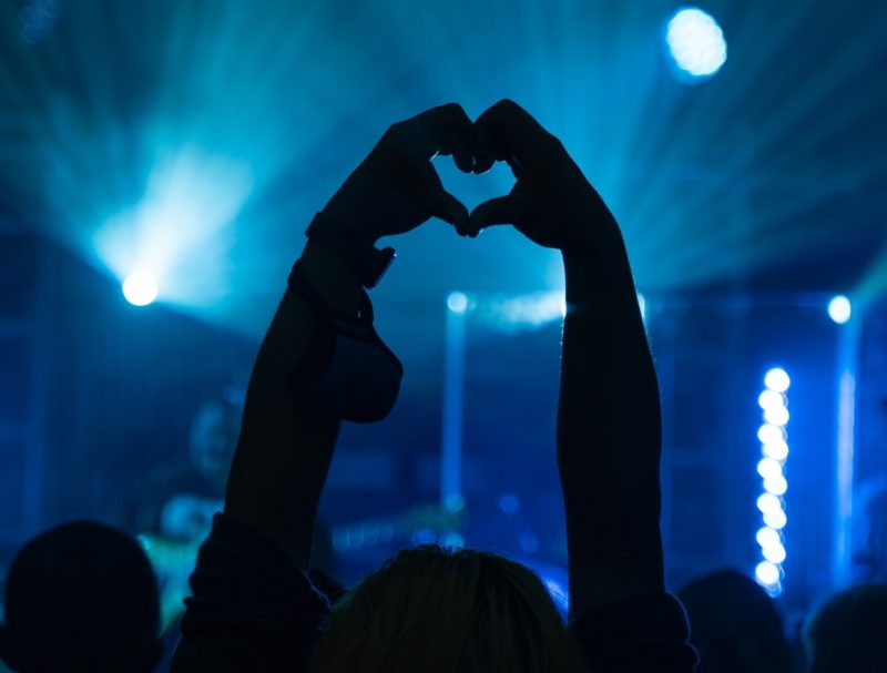 單向情感關係成趨勢，劍橋辭典 2025 代表字：Parasocial