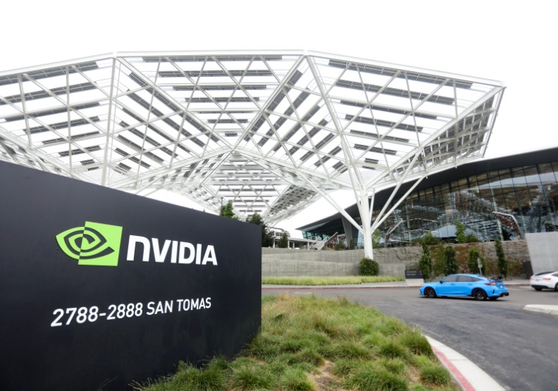 輝達超狂財報＋黃仁勳信心滿滿，能消市場 AI 泡沫疑慮？分析師指「很難」