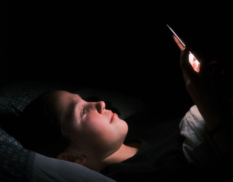 手機滑到睡著傷身，醫：亮光入睡糖尿病風險增 67%