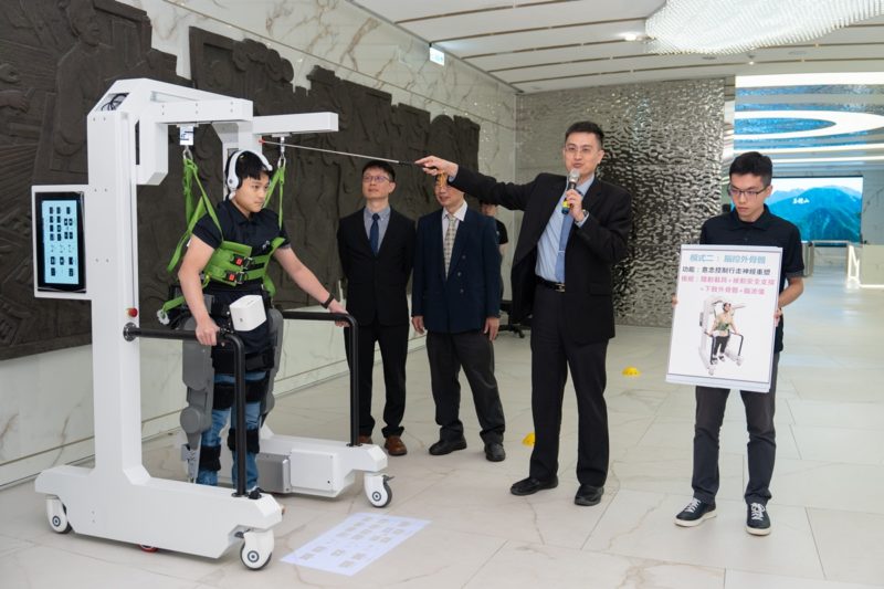 台灣團隊首創 AI 隨動步行復健機器人，用意念控制行走