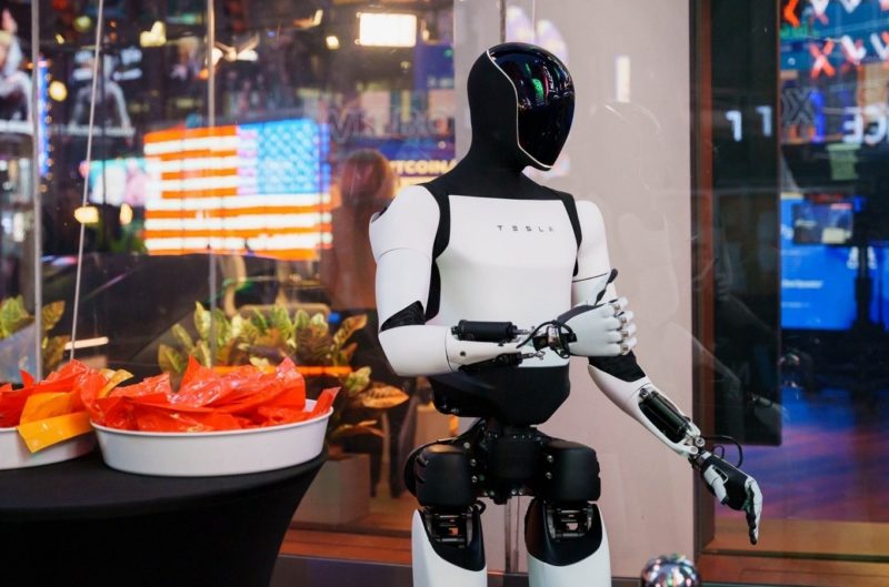 特斯拉 Optimus 又被抓包：疑似遙控者「摘 VR 頭盔」摔倒畫面，新迷因誕生