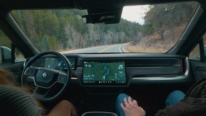 自駕範圍暴增 20 倍，Rivian 發表「Universal Hands-Free」系統，2026 年上路