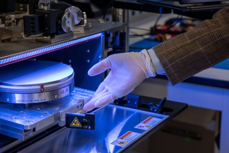 美國首顆單片式 3D 晶片問世：商業晶圓廠實測突破，能效預估提升千倍