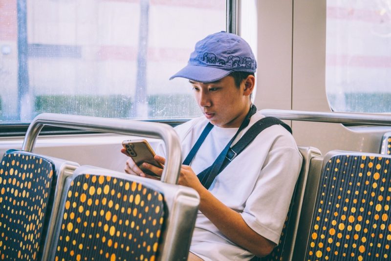 Google 新功能「Motion Cues」曝光，讓你在車上滑手機不再暈車