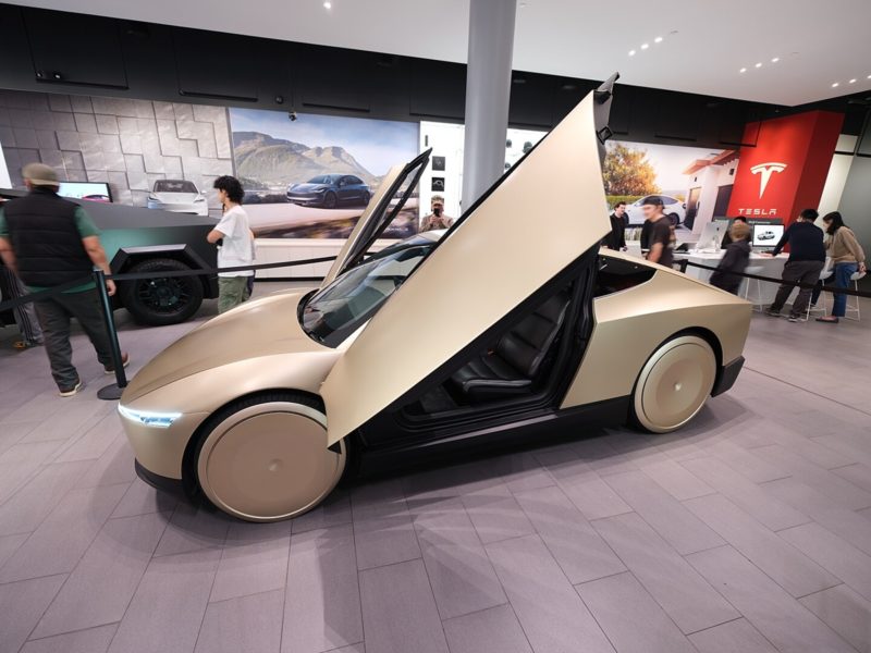 Tesla 史高睽違近 1 年  大摩：robotaxi 上看百萬台