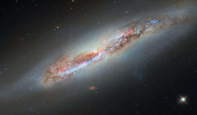 哈伯再訪漩渦星系 NGC 4388，星系團介質也能使星系長出小尾巴