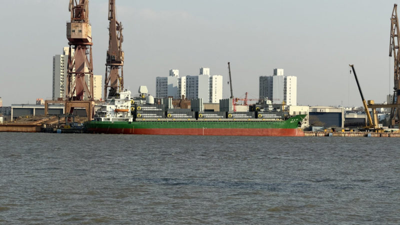 解放軍「商船武庫艦」現蹤，中國貨輪搭載垂發系統與相位陣列雷達