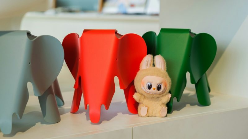 爆紅二手潮玩 Labubu 大跌價，公司股價一年跌幅逾 4 成