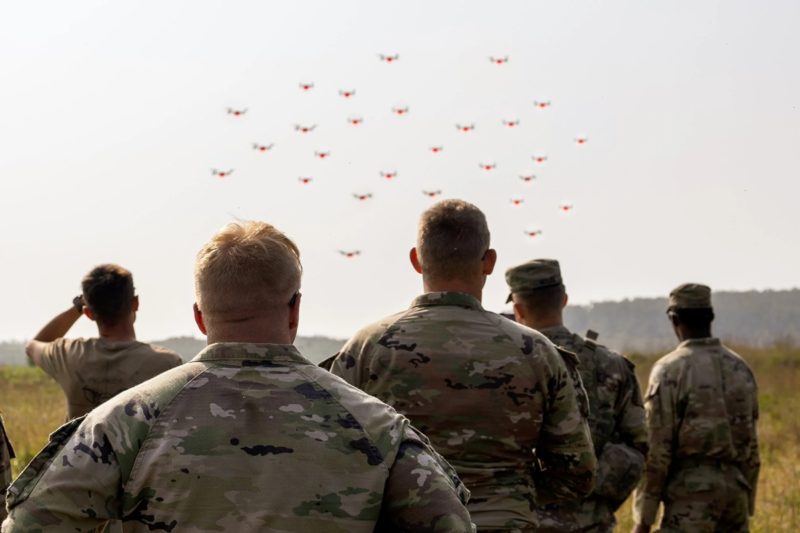 從燈光秀轉型軍事模擬，美國新創 Swarm Defense 助美軍備戰「無人機蜂群」威脅