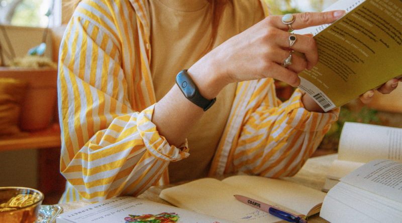 亞馬遜推出 AI 穿戴裝置 Bee：可錄音、生成摘要，主打環境 AI 助理