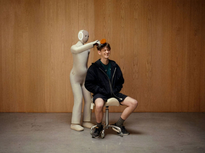 人型機器人邁向自學時代！1X 發表世界模型，NEO 無需人類教學