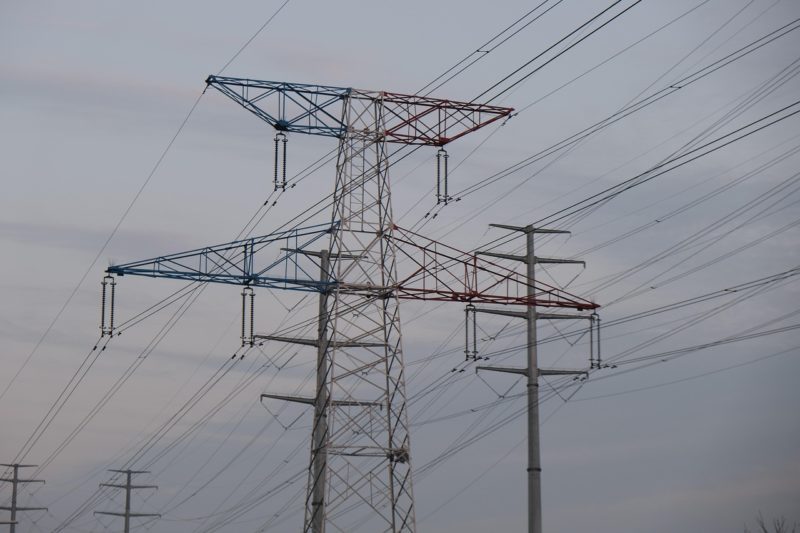 川普推 AI 電力拍賣制  電力設備股 GEV 嗨、電廠臉綠