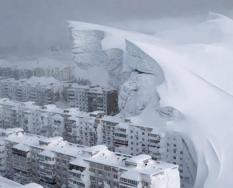 俄羅斯堪察加半島遭「雪之末日」重創，積雪 12 公尺吞沒 4 樓公寓
