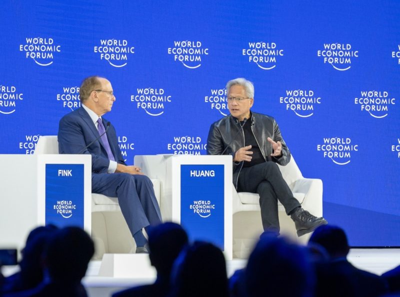 黃仁勳達沃斯駁 AI 泡沫說：需為基礎設施再投資數兆美元