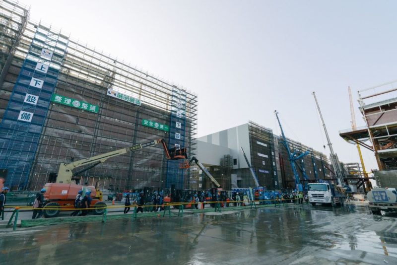 台積電嘉義先進封裝廠藉國際經驗與 AI 科技設備，打造工安不打折建廠環境