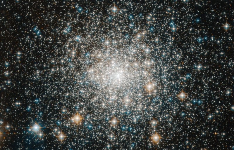 為何老星團會有「年輕藍星」？哈伯觀測 3,419 顆藍掉隊星找到新解釋