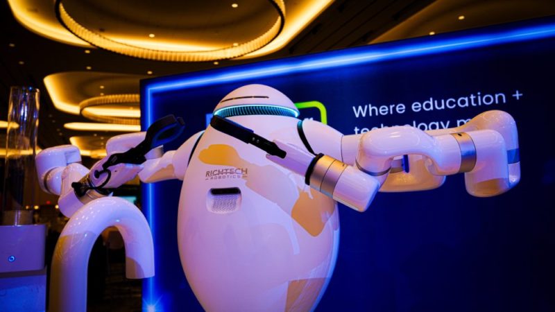 代理式 AI 機器人成真  Richtech 攜手微軟、暴衝 45%