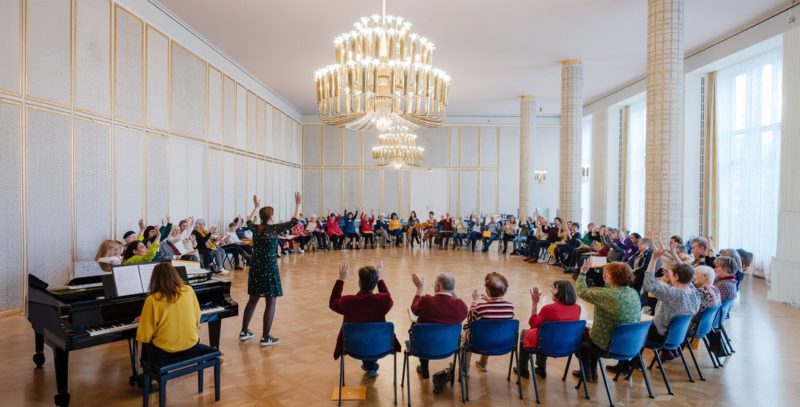 「我不記得你，但我記得這首歌」阿姆斯特丹音樂廳裡的特別合唱團，讓失智症家庭重拾笑容