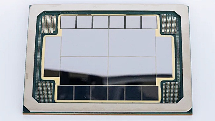 英特爾秀「AI 晶片測試平台」，8 倍光罩封裝、HBM4 堆疊預示未來 AI 加速器雛形