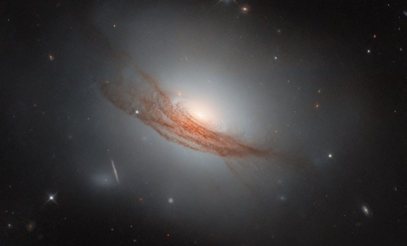 哈伯捕捉罕見透鏡狀星系 NGC 7722，兼具旋渦與橢圓特徵的宇宙怪咖