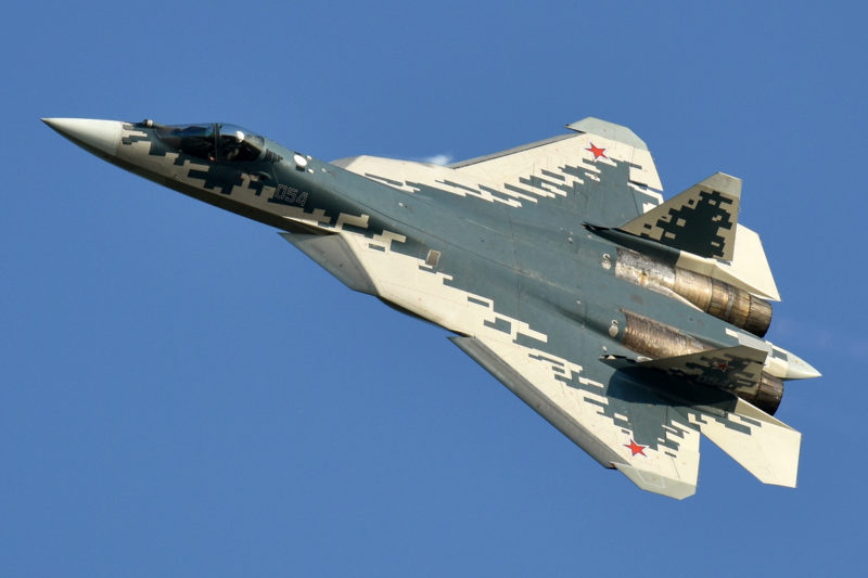 俄軍 Su-57 移往遠東邊境，為了維修測試還是躲避烏克蘭無人機追殺？