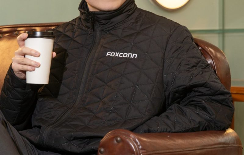 劉揚偉一件外套帶火「企業小物」，鴻海聯手在地品牌，把台灣代工一起帶上台