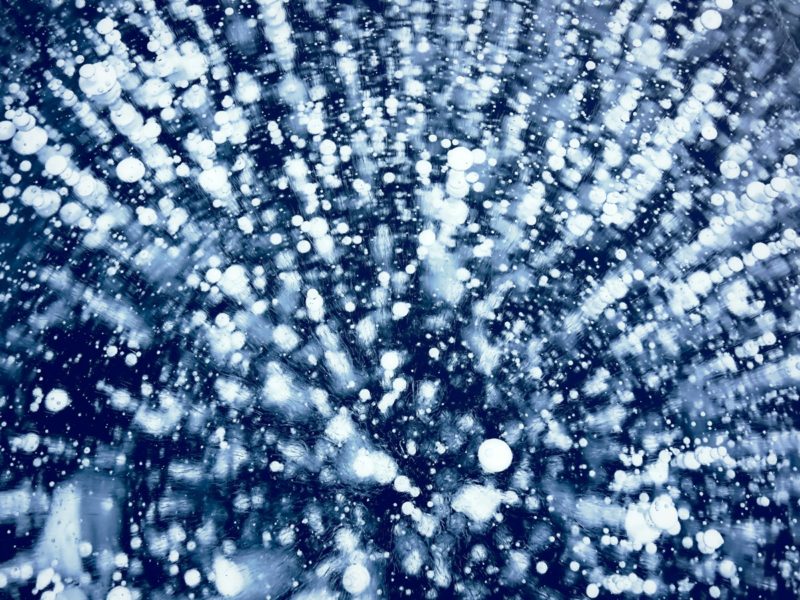 微小氣泡當幫手，EPFL 用脂質奈米孔讓藍色能源發電功率提升 3 倍