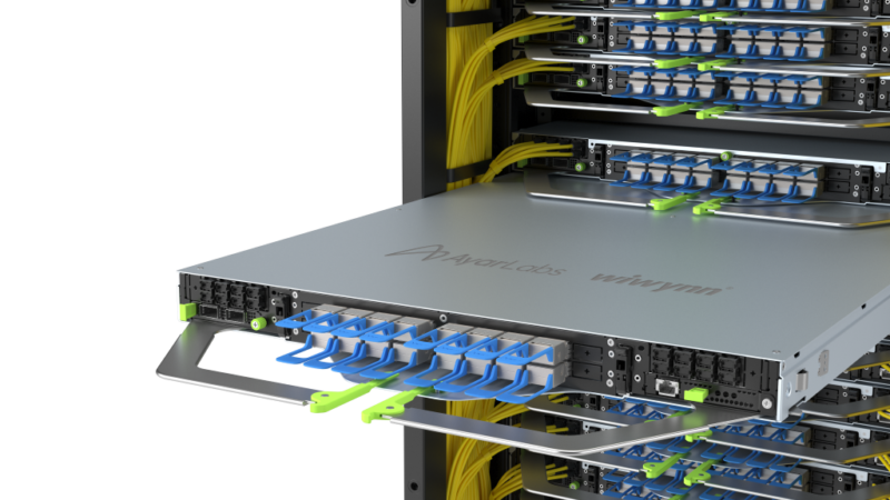 緯穎聯手 Ayar Labs 推動共同封裝光學進入機櫃級 AI 系統