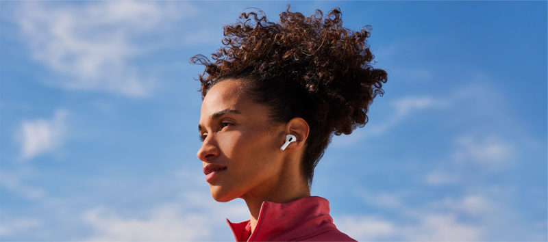 AirPods 耳機柄朝上戴法引網路熱議，但蘋果只建議貼合耳道